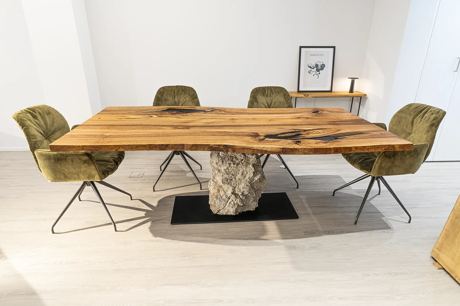 Massivholztisch aus Eiche mit klarer Form.