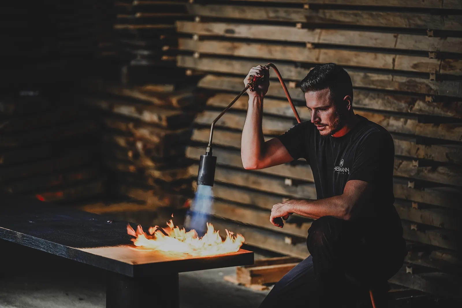 Marcel Hermann in der Werkstatt bei der Holzbearbeitung.