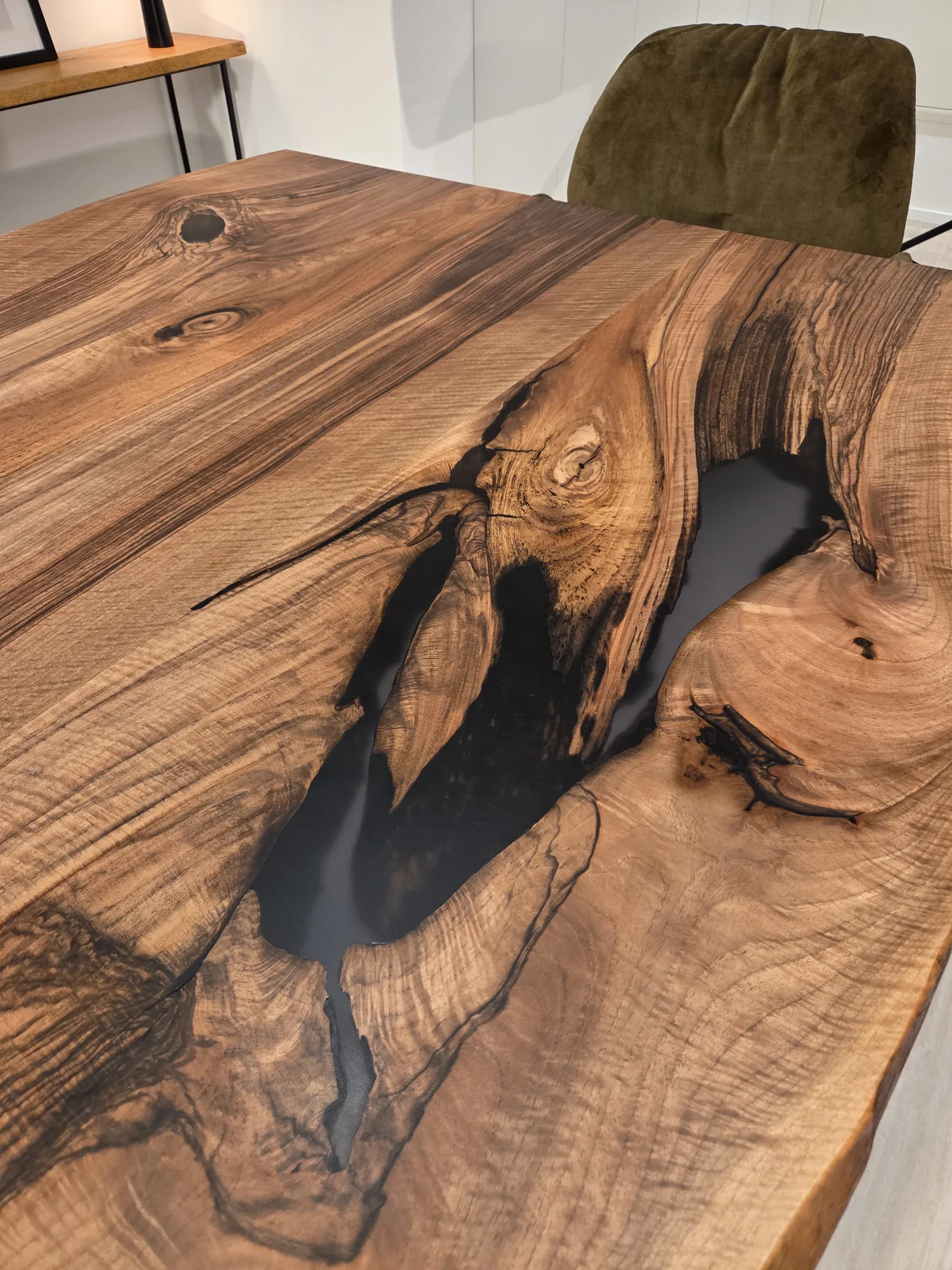 Massivholztisch mit Epoxidharz — Risse und Astlöcher mit Harz gefüllt.