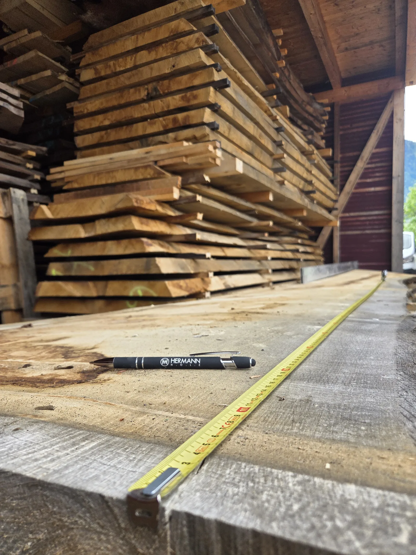 Verleimte Massivholzbretter in der Werkstatt.
