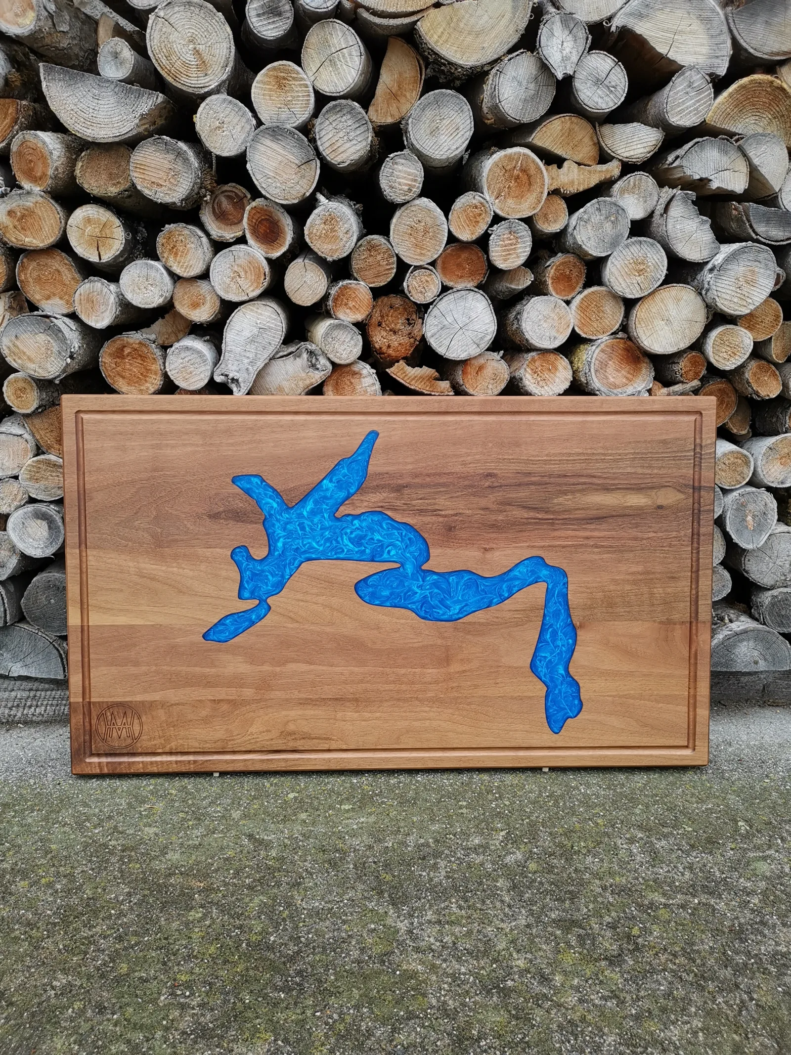 CNC-gefrästes Schneidbrett mit eingefrästem Motiv.